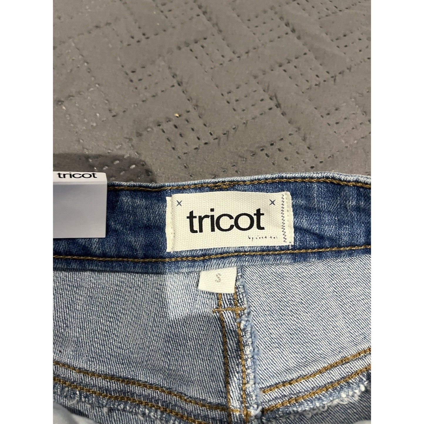 Tricot women's S light-wash denim high-rise distressed shorts NWT