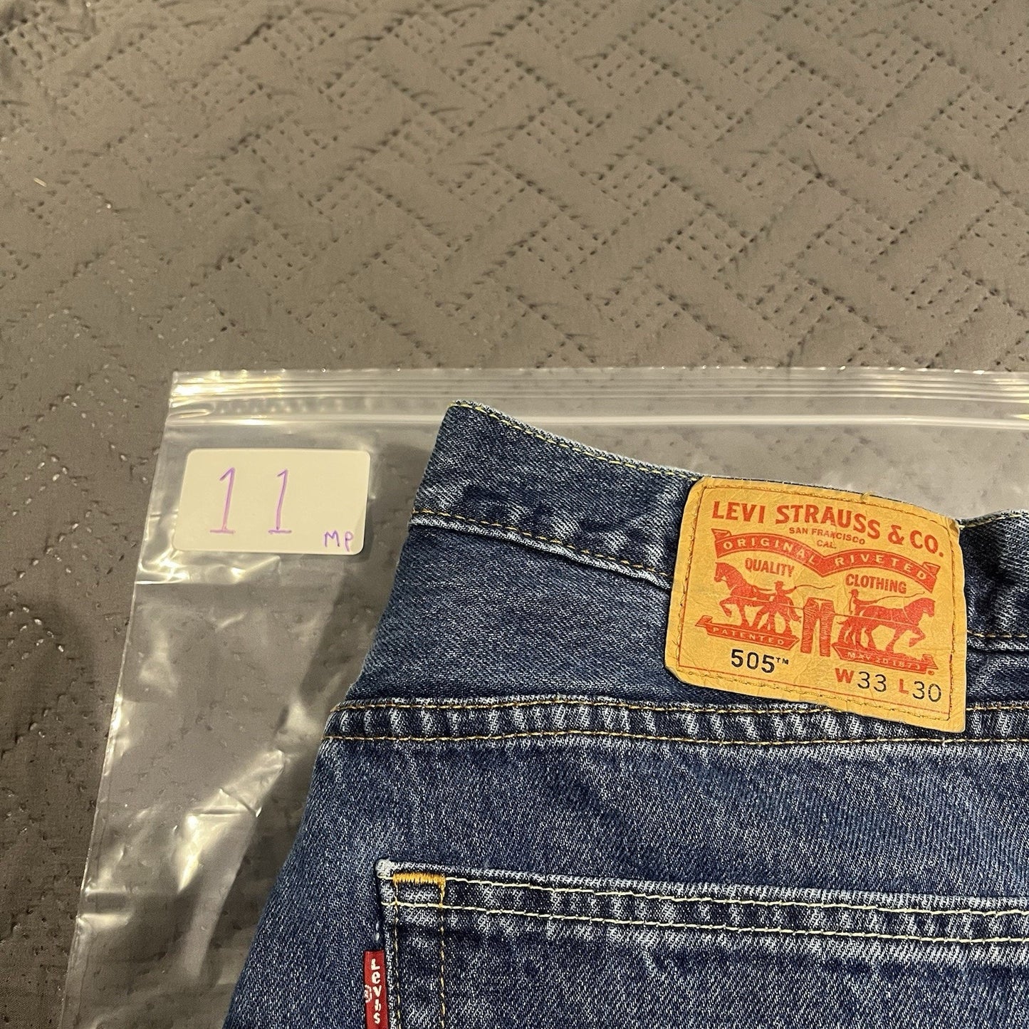 Levi's 505 Men's W 33 x L 30 straight leg zip fly blue wash denim jeans
