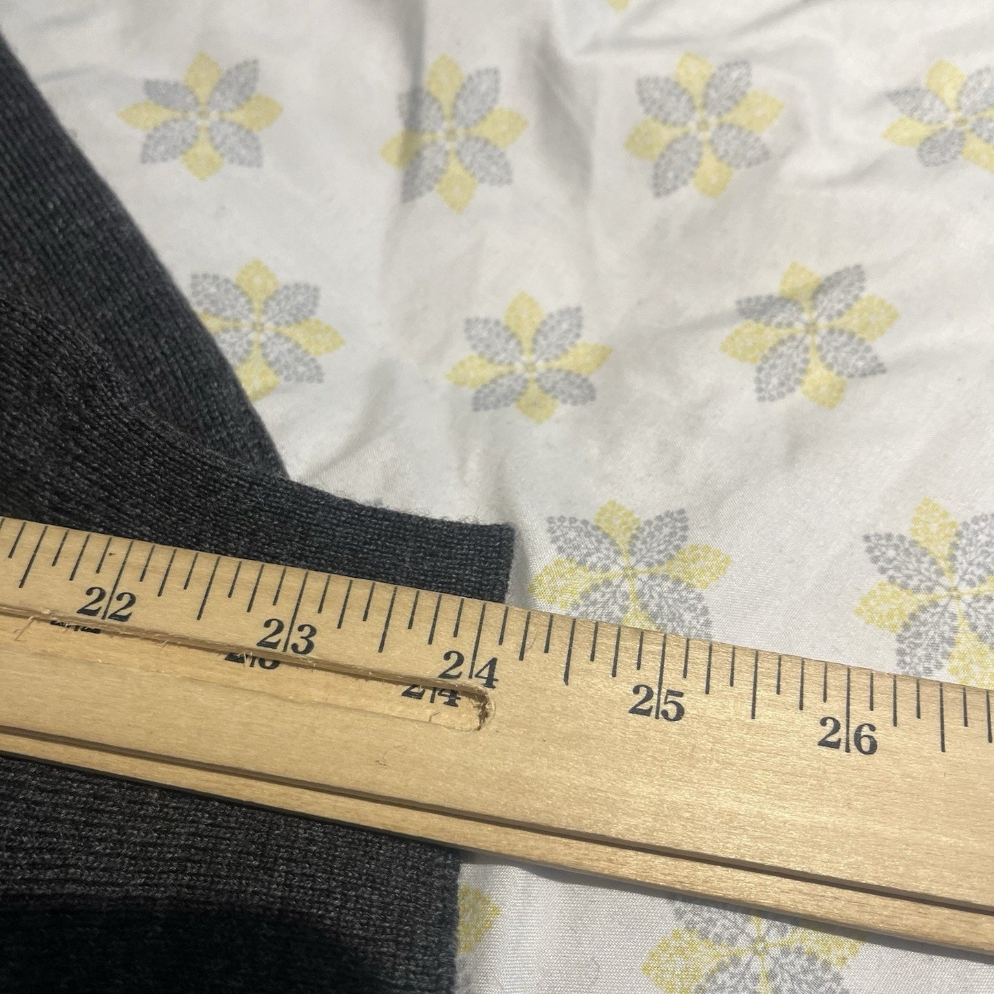 Neiman Marcus men's M merino wool v-neck long sleeve sweater made in italy