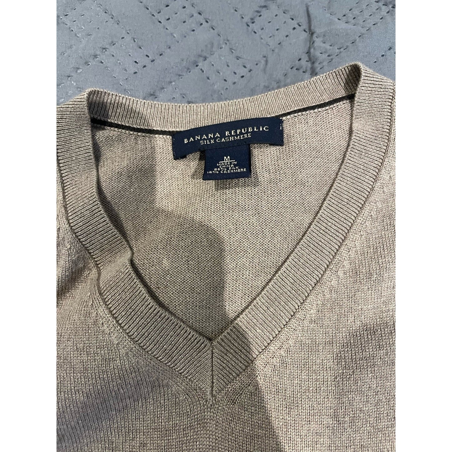 Banana Republic Men's M Silk Cashmere blend v-neck sweater